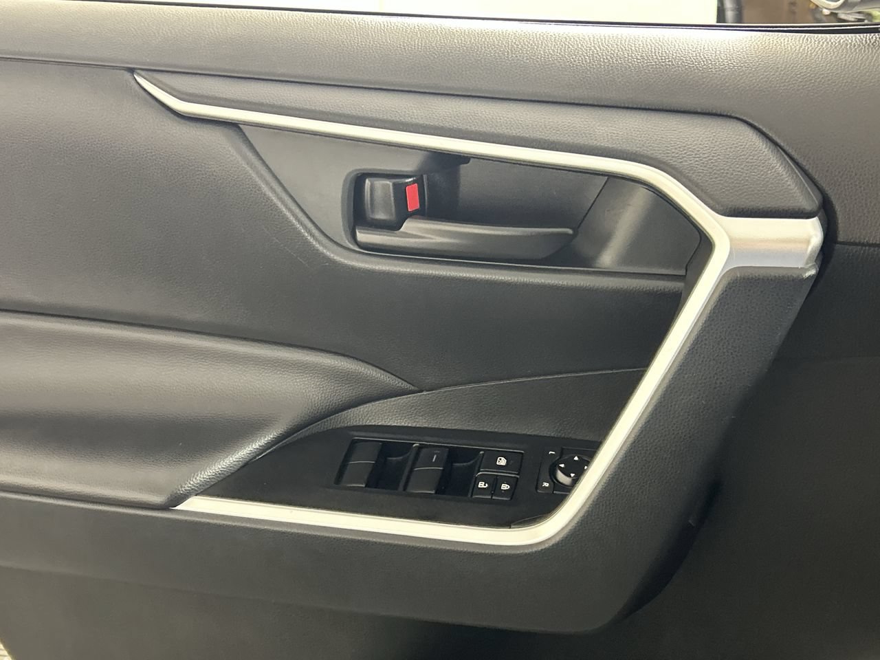 Used 2025 Toyota RAV4 LE AWD/4WD image 19