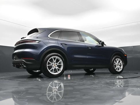 Certified 2025 Porsche Cayenne AWD/4WD image 42