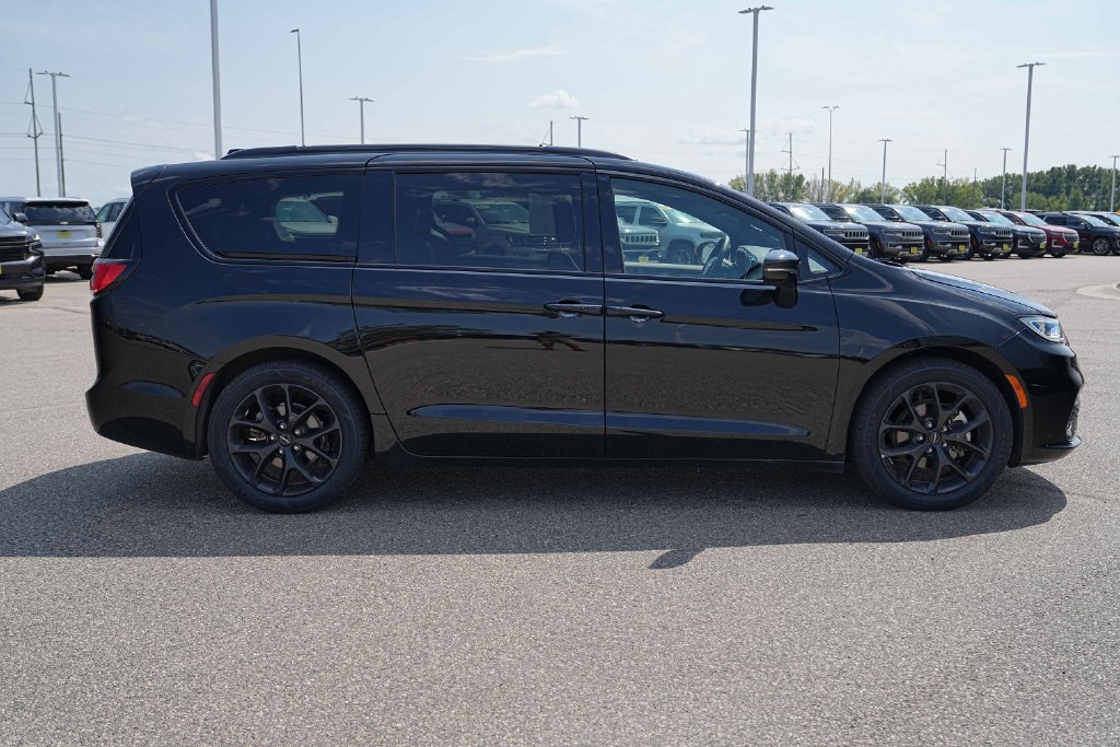 Used 2025 Chrysler Pacifica Limited FWD image 6