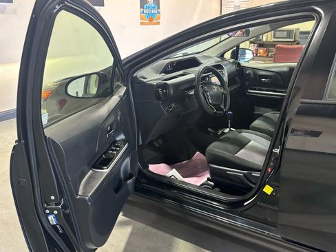 Used 2018 Toyota Prius C One image 10