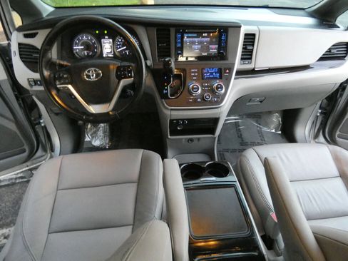 Used 2015 Toyota Sienna XLE image 20
