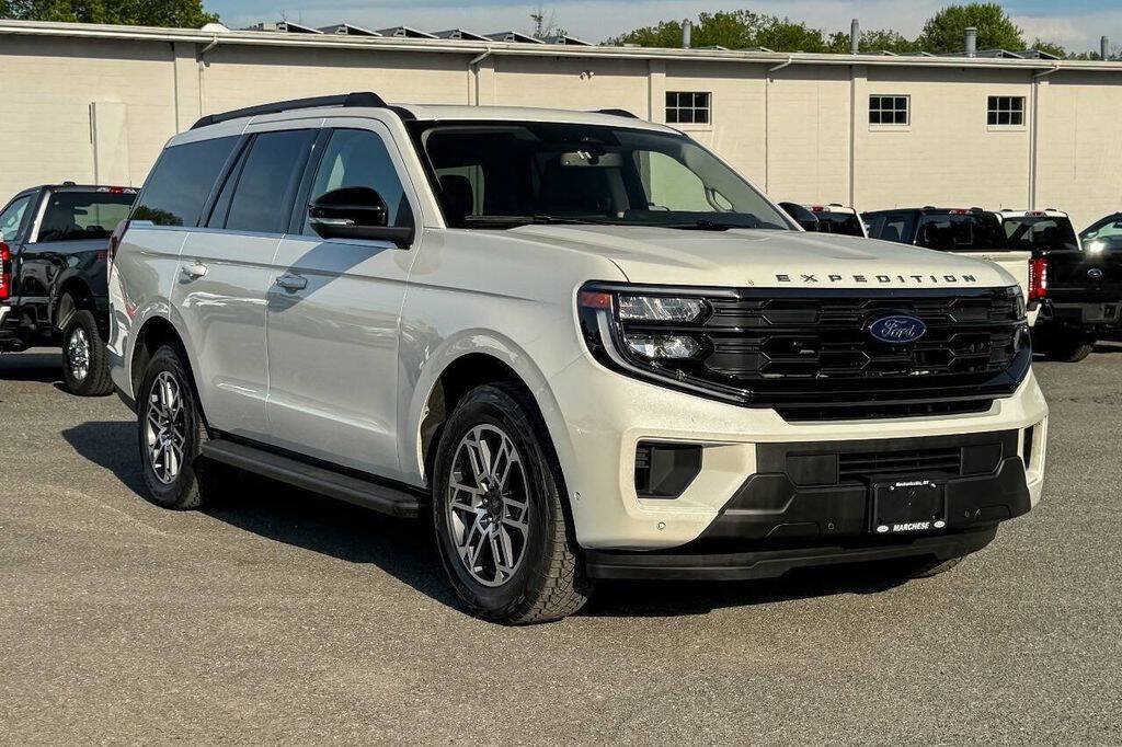 Used 2025 Ford Expedition Active AWD/4WD image 1