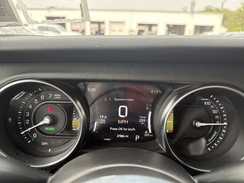 Used 2022 Jeep Wrangler Unlimited Sahara w/ Cold Weather Group AWD/4WD image 23