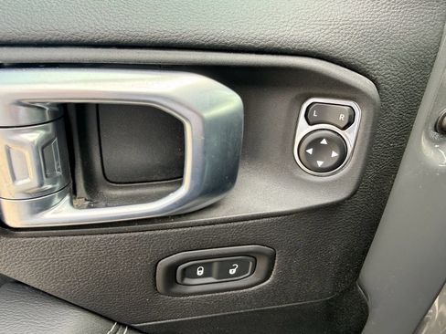 Used 2021 Jeep Wrangler Unlimited Sahara AWD/4WD image 15