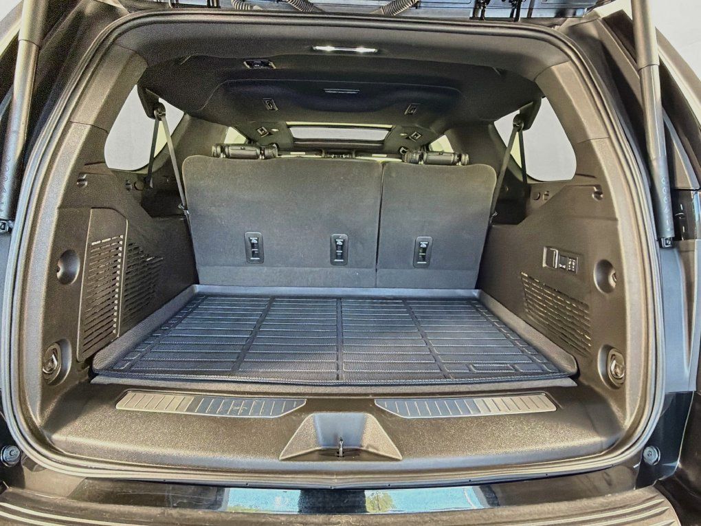 Used 2026 Chevrolet Suburban High Country AWD/4WD image 27