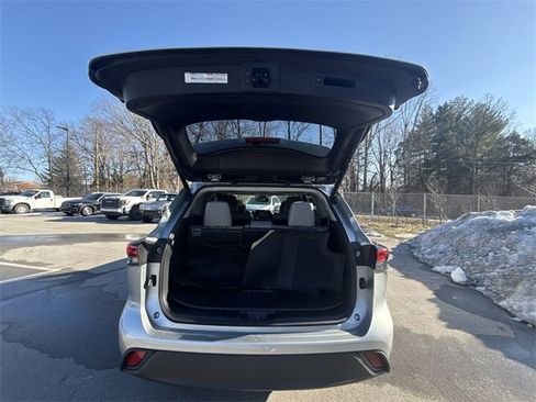 Used 2021 Toyota Highlander XLE image 24