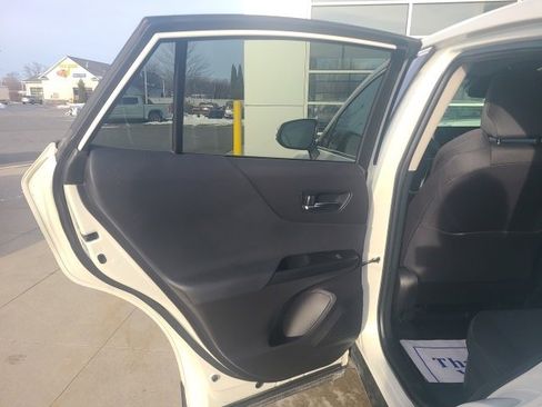 Used 2022 Toyota Venza LE image 14