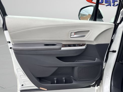 Used 2021 Toyota Sienna XLE w/ XLE Plus Package image 17