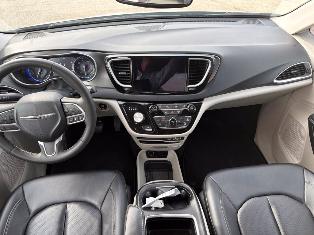 Used 2024 Chrysler Pacifica Touring-L FWD image 16