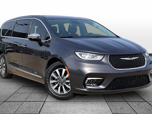 Used 2023 Chrysler Pacifica Limited image 2