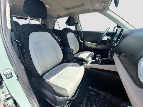 Used 2025 Hyundai Venue SEL FWD image 30