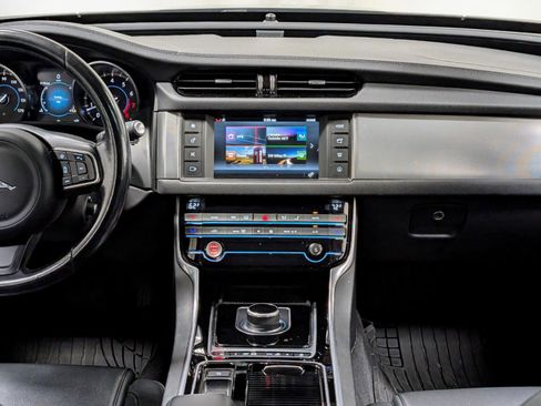Used 2017 Jaguar XF Premium AWD/4WD image 25