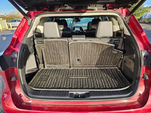 Used 2022 Toyota Highlander XLE image 18