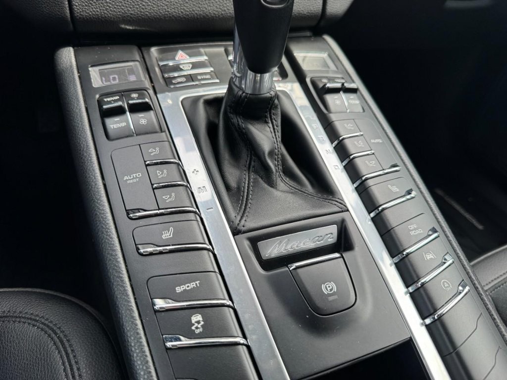 Used 2018 Porsche Macan AWD/4WD image 17