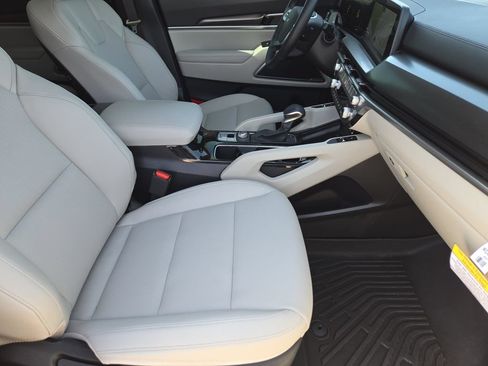 Used 2025 Kia Telluride S FWD image 9