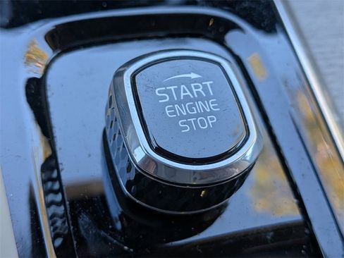 Certified 2023 Volvo XC60 B5 Ultimate w/ Protection Package Premier image 31