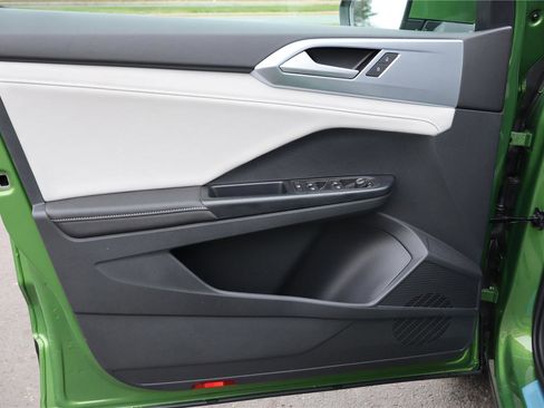 New 2026 Volkswagen Taos SE image 12