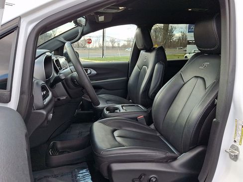 Used 2024 Chrysler Pacifica Select image 16