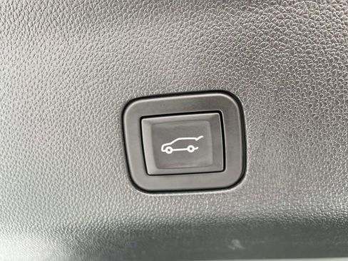 Certified 2025 Cadillac Escalade ESV Sport Platinum image 11