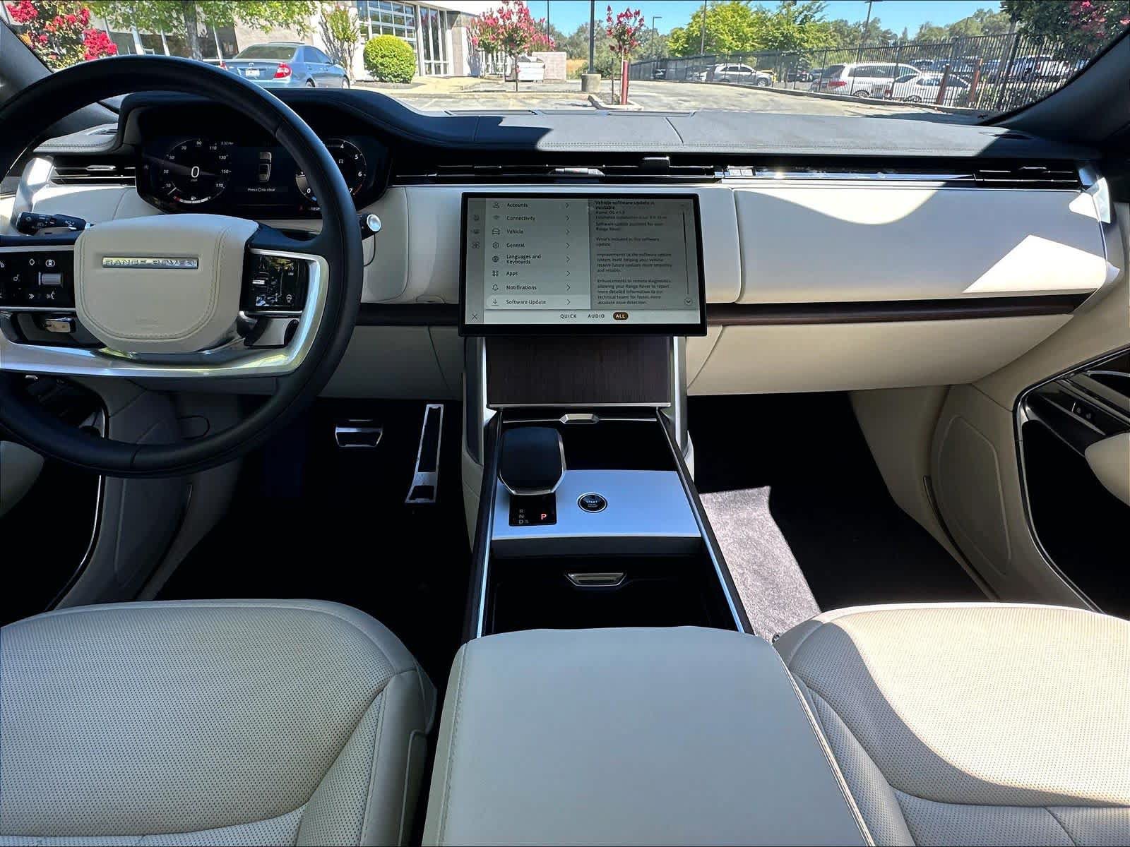 Used 2025 Land Rover Range Rover SE AWD/4WD image 19