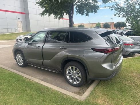 Used 2026 Toyota Highlander Limited AWD/4WD image 5