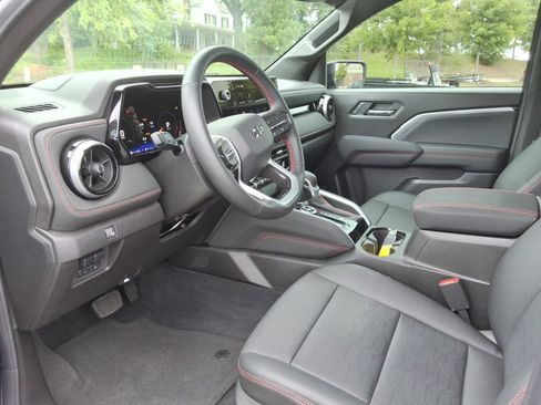 Certified 2025 Chevrolet Colorado Z71 w/ Technology Package AWD/4WD image 21