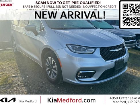 Used 2023 Chrysler Pacifica Touring-L image 1