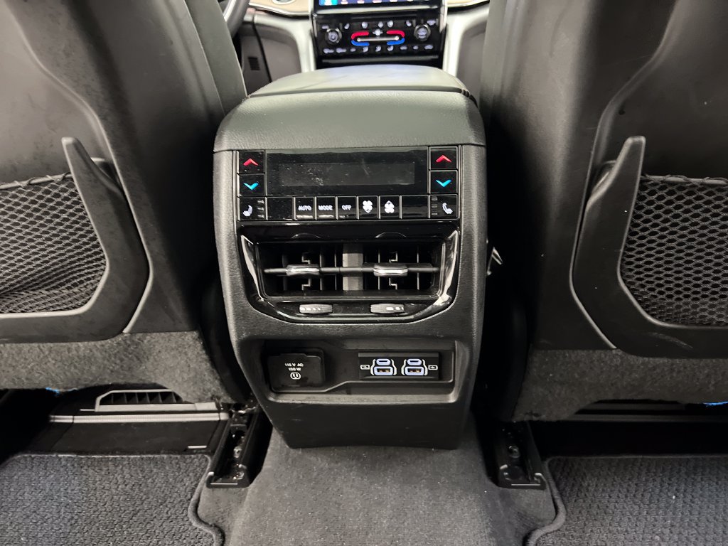 Used 2025 Jeep Grand Cherokee Summit w/ Obsidian Package AWD/4WD image 25