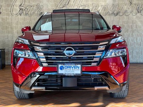 Used 2025 Nissan Rogue Platinum w/ Tech Package image 2