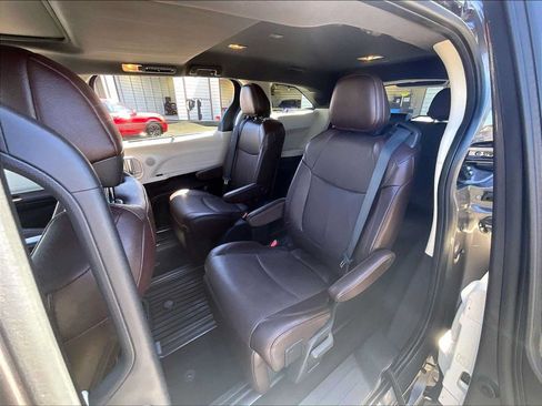 Used 2024 Toyota Sienna Platinum FWD image 27