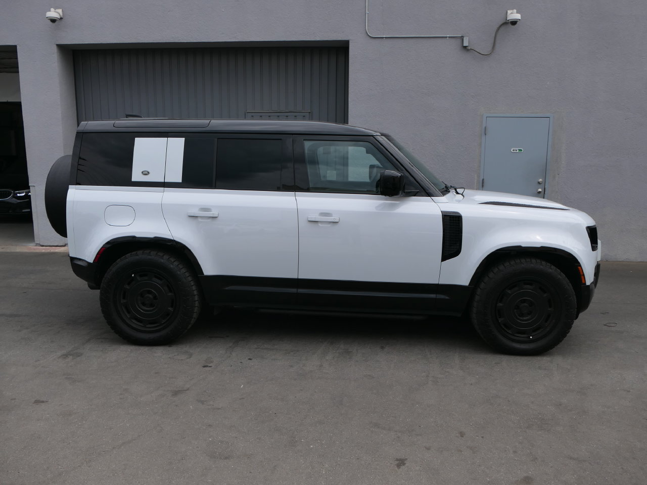 Used 2023 Land Rover Defender 110 V8 AWD/4WD image 2