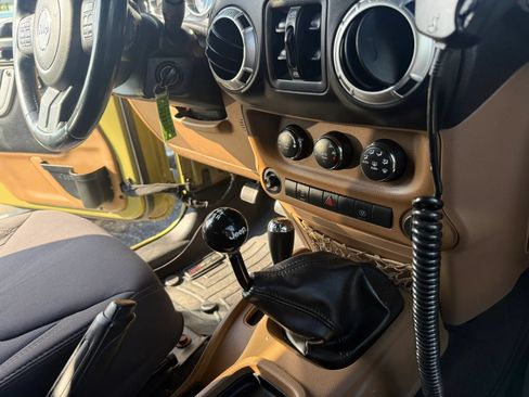 Used 2013 Jeep Wrangler Unlimited Sahara w/ Dual Top Group AWD/4WD image 24