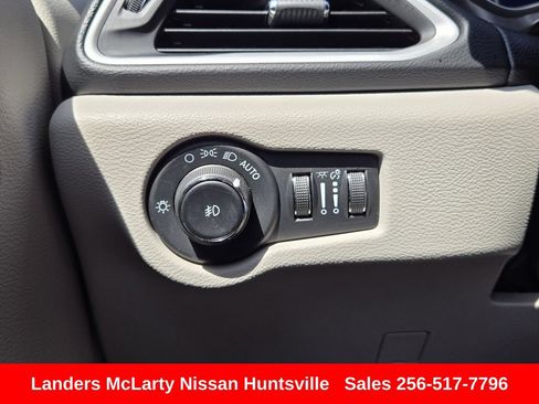 Used 2023 Chrysler Pacifica Touring-L FWD image 31