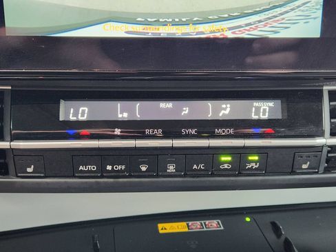 Used 2025 Toyota Sienna XLE FWD image 17