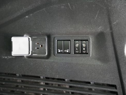 Used 2021 GMC Yukon XL Denali w/ Denali Premium Package AWD/4WD image 40