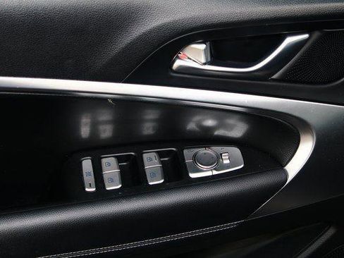 Used 2025 Genesis G70 2.5T image 10