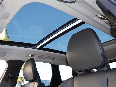 Used 2021 Volvo XC60 T5 Momentum w/ Protection Package Premier image 5