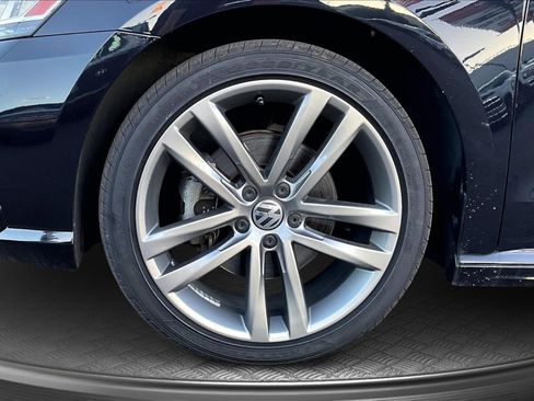 Used 2018 Volkswagen Passat 2.0T R-Line image 9