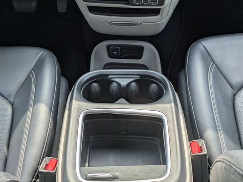 Used 2024 Chrysler Pacifica Limited FWD image 21