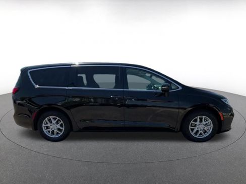 Used 2024 Chrysler Pacifica Touring-L FWD image 15