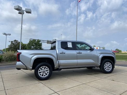 Used 2025 Toyota Tacoma SR5 AWD/4WD image 14