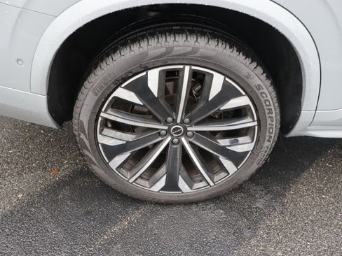 Certified 2025 Volvo XC90 B6 Plus image 40