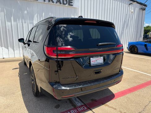Used 2025 Chrysler Pacifica Limited FWD image 5