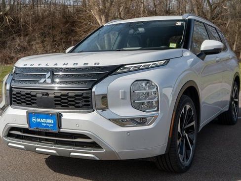 Used 2022 Mitsubishi Outlander SEL image 2