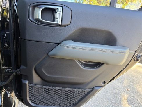 Used 2024 Jeep Gladiator Mojave image 16