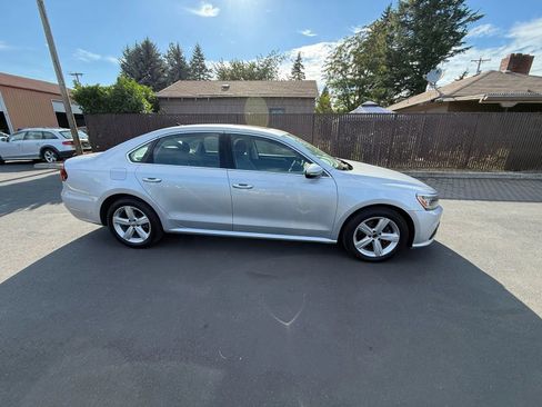Used 2018 Volkswagen Passat 2.0T SE w/ SE Lighting Package image 4