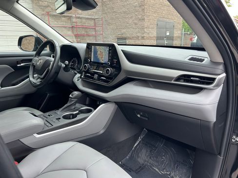 Used 2022 Toyota Highlander XLE AWD/4WD image 31