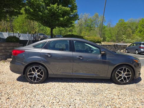 Used 2017 Ford Focus SEL w/ Cold Weather Package FWD image 8