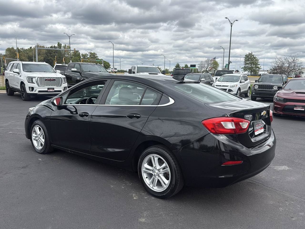 Used 2017 Chevrolet Cruze LT w/ Convenience Package FWD image 3
