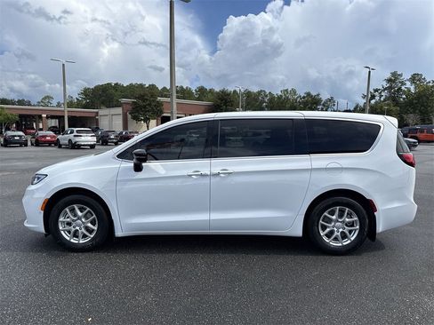 New 2026 Chrysler Pacifica Select image 6